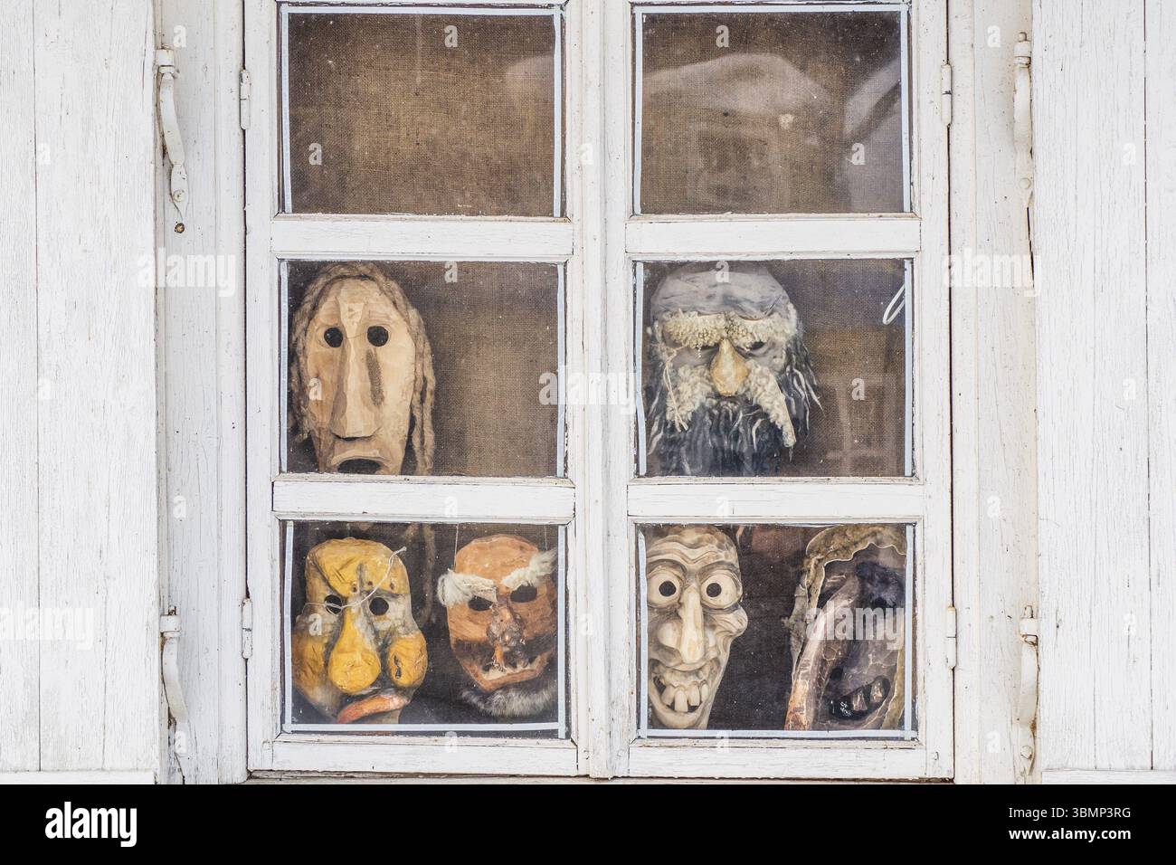 Fensterrahmen aus Holz mit ethnischer Maske Stockfoto