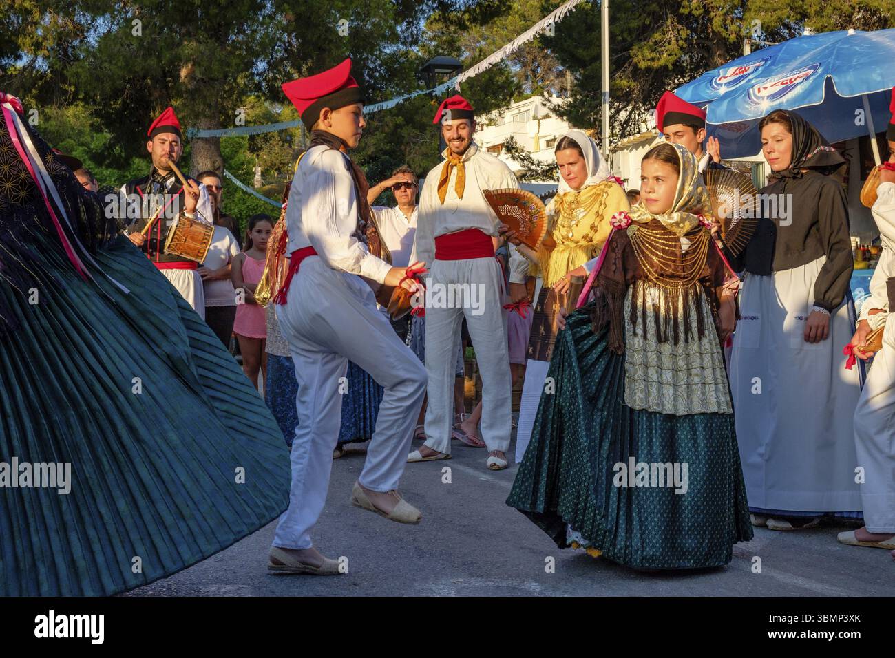 Paare tanzen, traditionelle Landtanz-Ballseiten, typisch ibizanischer Tanz, Portinax, Ibiza, Balearen, Spanien, Europa Stockfoto