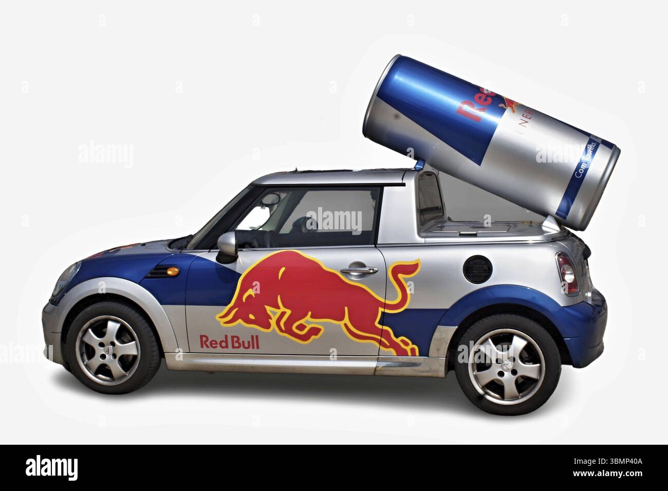 Mini Cooper mit Red Bull-Lackierung mit einem riesigen Red Bull Dose, der für den Energy Drink wirbt Stockfoto