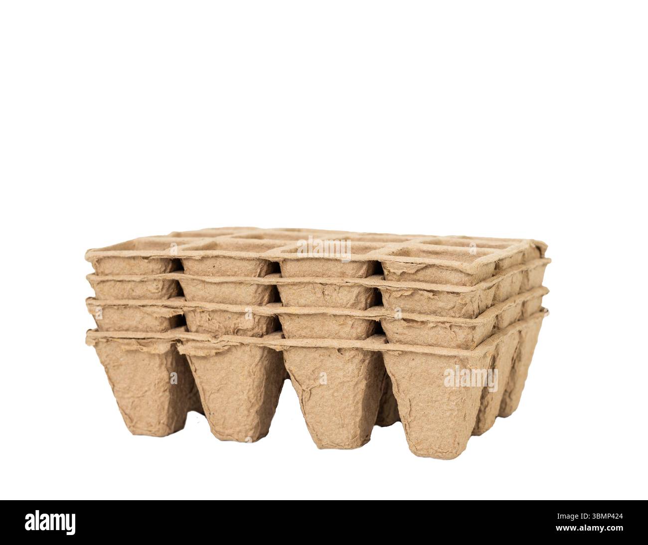 Stapel von biologisch abbaubaren Saatguteintöpfen für Gartenarbeit auf weißem Hintergrund Stockfoto