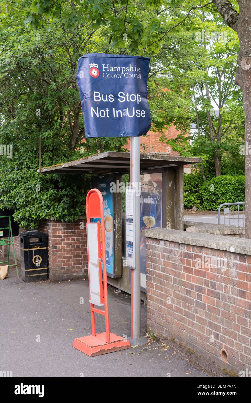 Die Bushaltestelle ist aufgrund von Bauarbeiten vorübergehend geschlossen und vom Hampshire County Council mit der Angabe „Bus Stop Not in Use“ (Bushaltestelle nicht in Gebrauch), Winchester Road, Basingstoke, Großbritannien Stockfoto