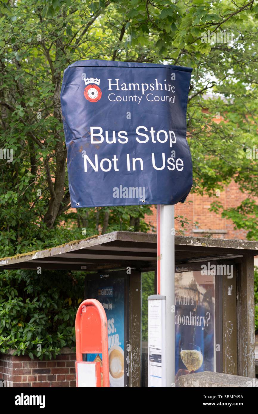 Die Bushaltestelle ist aufgrund von Bauarbeiten vorübergehend geschlossen und vom Hampshire County Council mit der Angabe „Bus Stop Not in Use“ (Bushaltestelle nicht in Gebrauch), Winchester Road, Basingstoke, Großbritannien Stockfoto