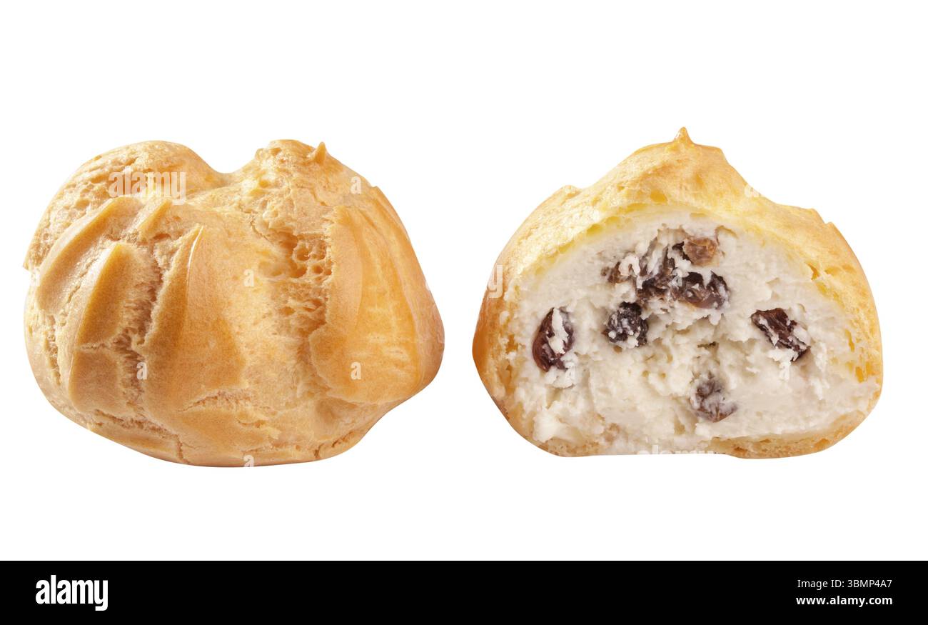Süß zart, ganz und in der Hälfte geschnitten Profiterolen gefüllt mit Hüttenkäse und Rosinen isoliert auf weißem Hintergrund. Beliebte Gebäckstücke und Desserts c Stockfoto