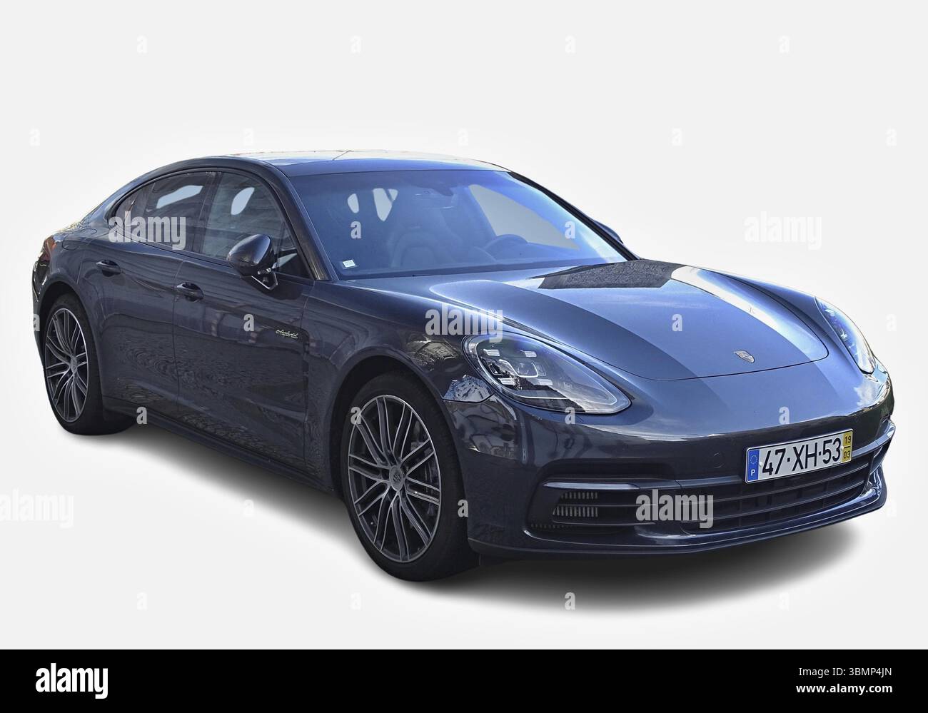 Moderne Luxuslimousine Porsche Panamera 4 e-Hybrid geparkt und mit schlankem Design, eleganter Linienführung und fortschrittlicher Technologie Stockfoto