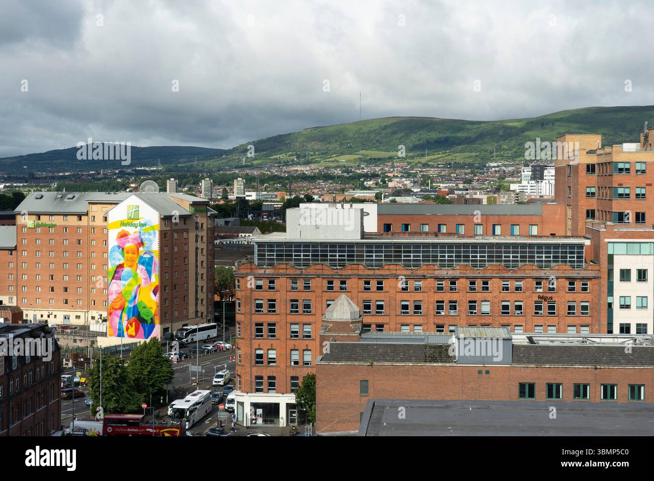 Die Skyline des Stadtzentrums von Belfast und die Dächer blicken nach Westen vorbei am Holiday Inn Hotel in Richtung Black Hill und Black Mountain, Nordirland Stockfoto
