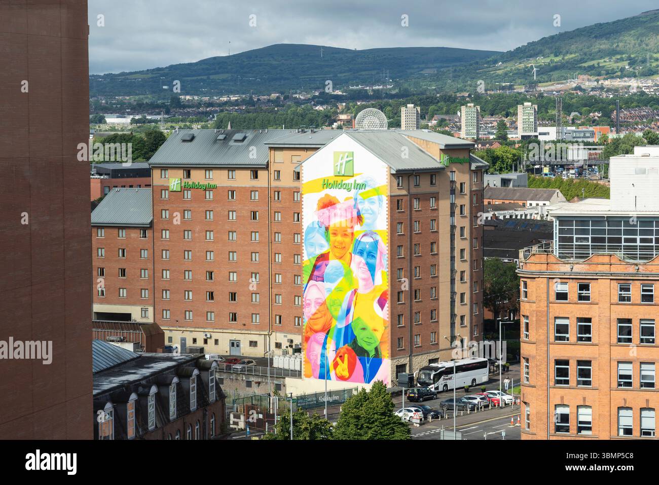 Die Skyline des Stadtzentrums von Belfast und die Dächer blicken nach Westen vorbei am Holiday Inn Hotel in Richtung Black Hill und Black Mountain, Nordirland Stockfoto