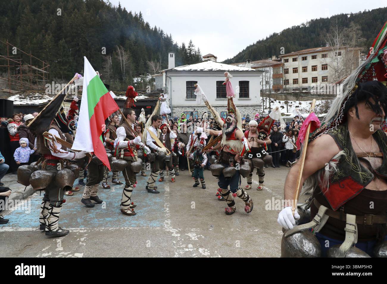 Shiroka laka, Bulgarien - 4. März 2018: Menschen in traditioneller Kukeri-Tracht werden beim Festival der Maskerade-Spiele Pesponedelnik in Shir gesehen Stockfoto