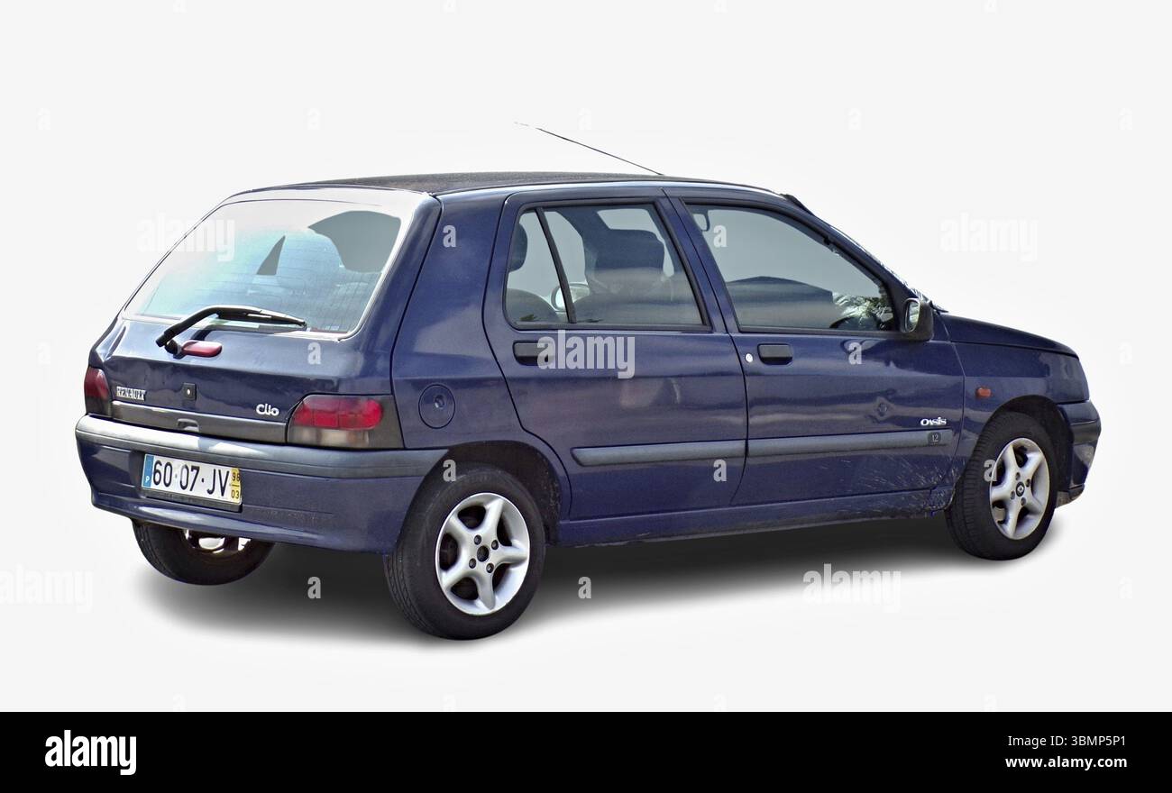 Dunkelblauer Renault Clio geparkt auf weißem Hintergrund mit Rückseite und Seite Stockfoto