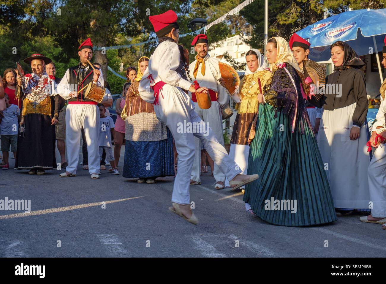 Paare tanzen, traditionelle Landtanz-Ballseiten, typisch ibizanischer Tanz, Portinax, Ibiza, Balearen, Spanien, Europa Stockfoto