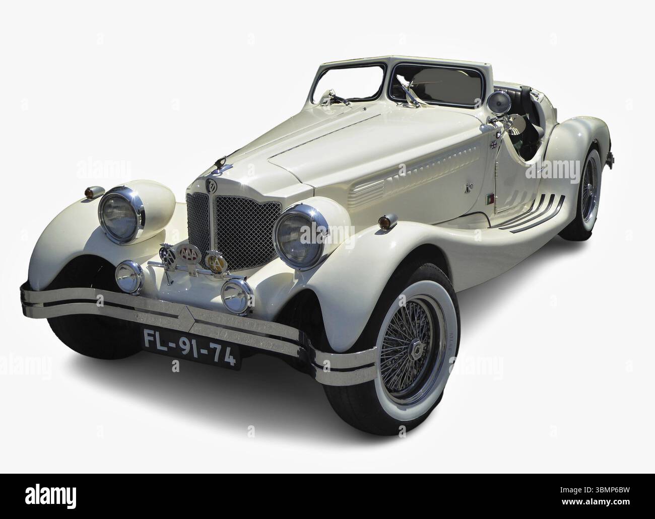 Stilvolles, weißes Cabrio-Oldtimer, geparkt auf weißem Hintergrund, erinnert an Eleganz und zeitloses Automobildesign Stockfoto