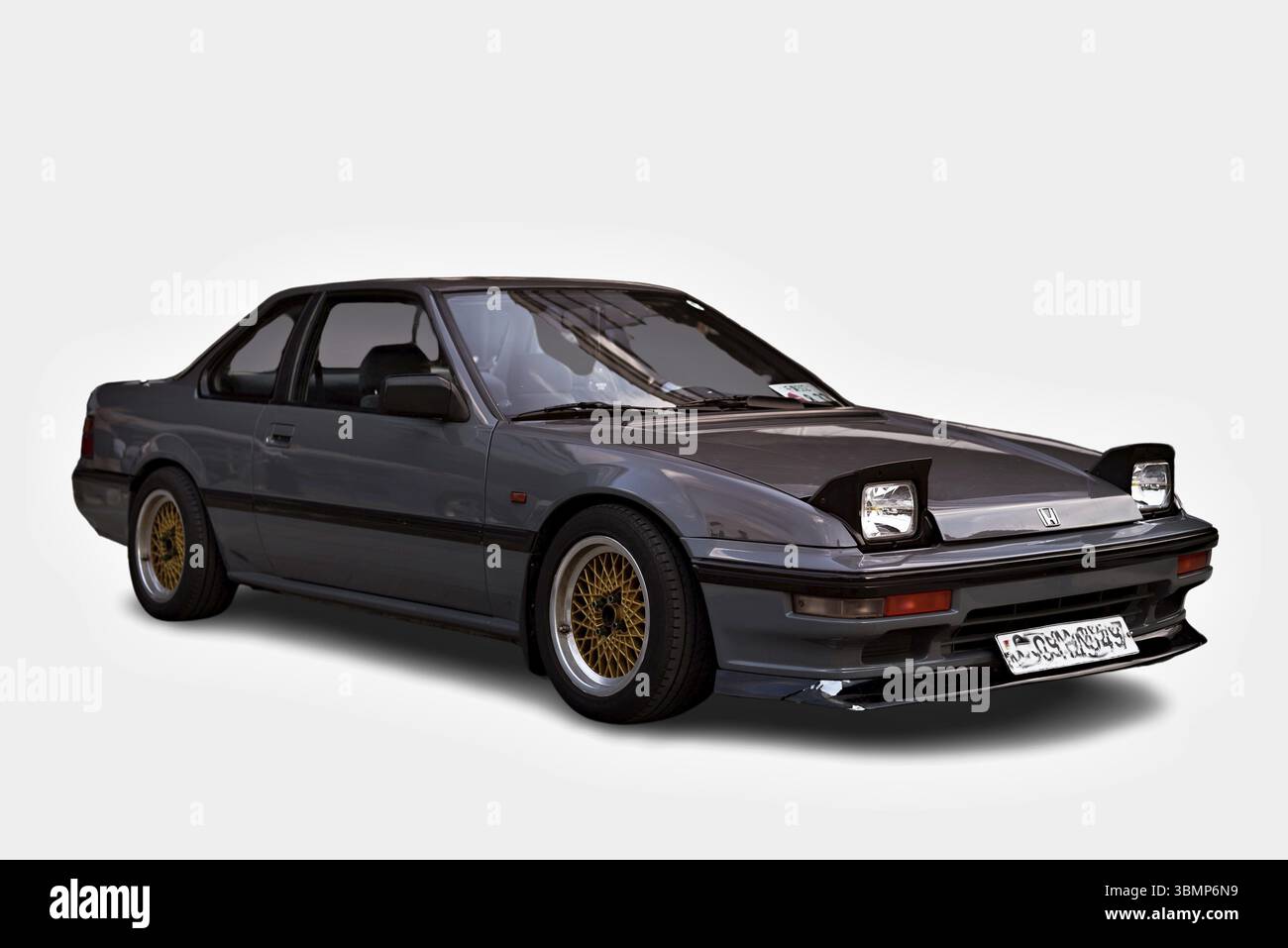 Das graue Honda Prelude parkt und hebt die schlanken Linien und die Modifikationen auf dem Zubehörmarkt hervor Stockfoto