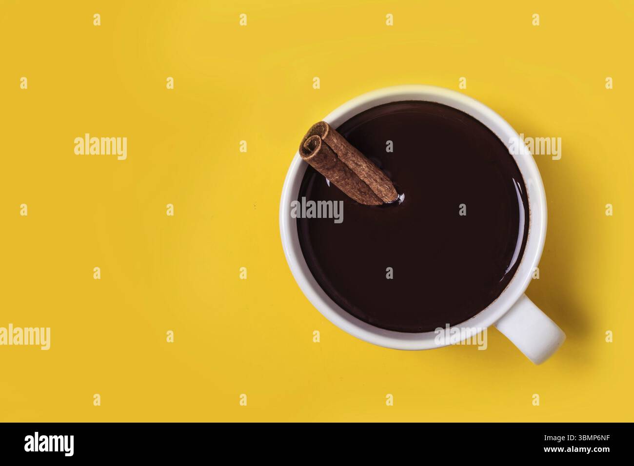 Heiße Schokoladentasse mit Zimt. Warmes Winter- oder Herbstgetränk Stockfoto