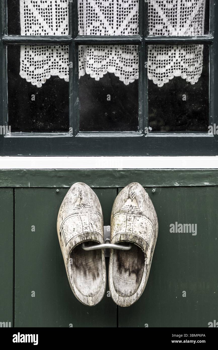 Zaanse Schans, typische traditionelle Häuser neben dem Kanal, Gemeinde Zaanstad, Europäische Route des industriellen Erbes, Niederlande Stockfoto