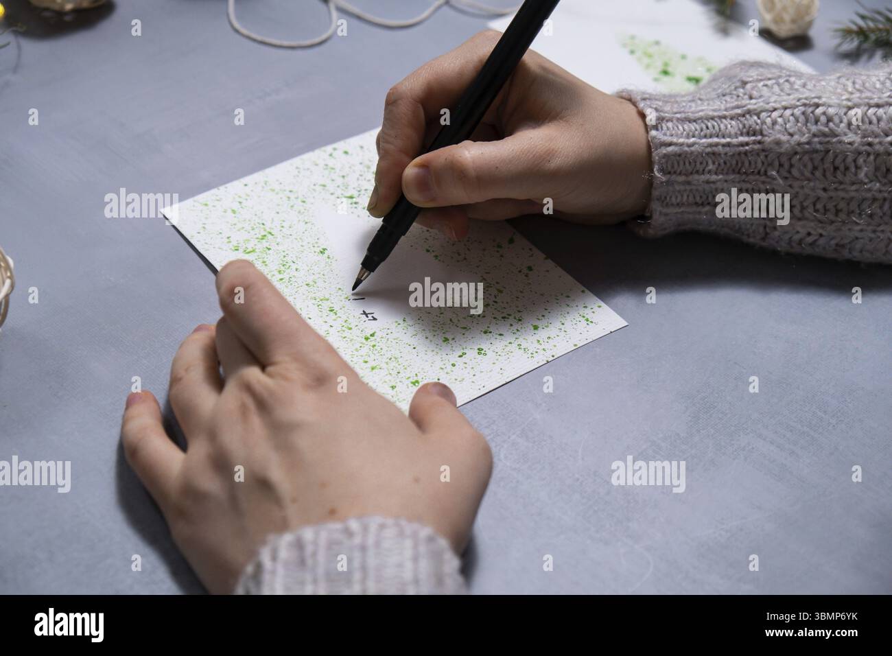Weihnachtsbaum Geschenk Weihnachtsidee. Machen Sie es selbst Anleitung Postkarte umweltfreundliche Dekoration. Handgemachte Geschenke für Kinder für heimwerker. Urlaub Stockfoto