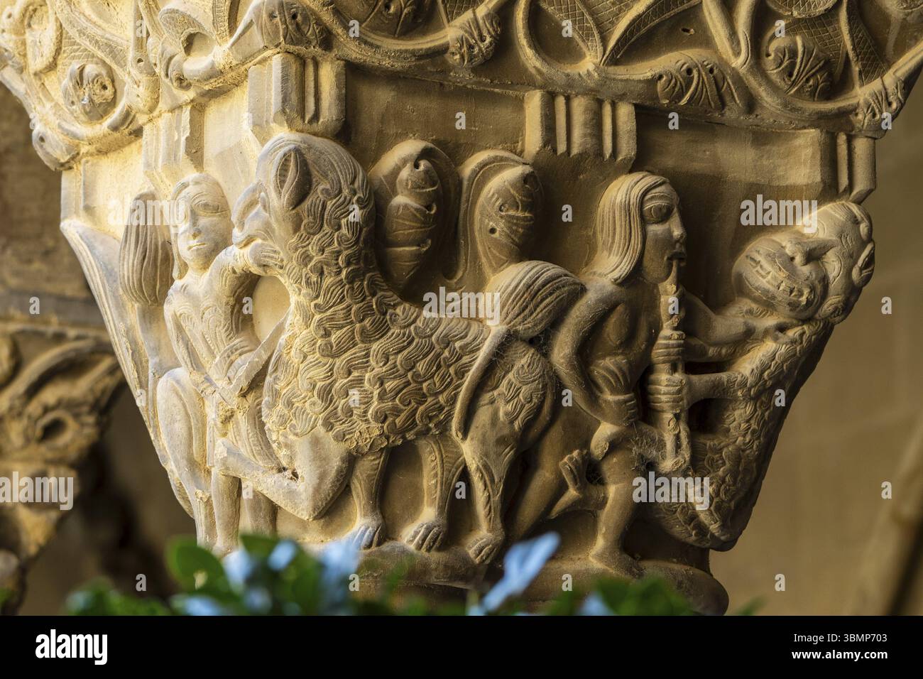 Frau mit einer Kette im Mund, die mit einer fantastischen Bestie kämpft, romanische Hauptstadt im Kreuzgang, Kloster San Pedro el Viejo, Huesca, Gemeinde Aragon Stockfoto