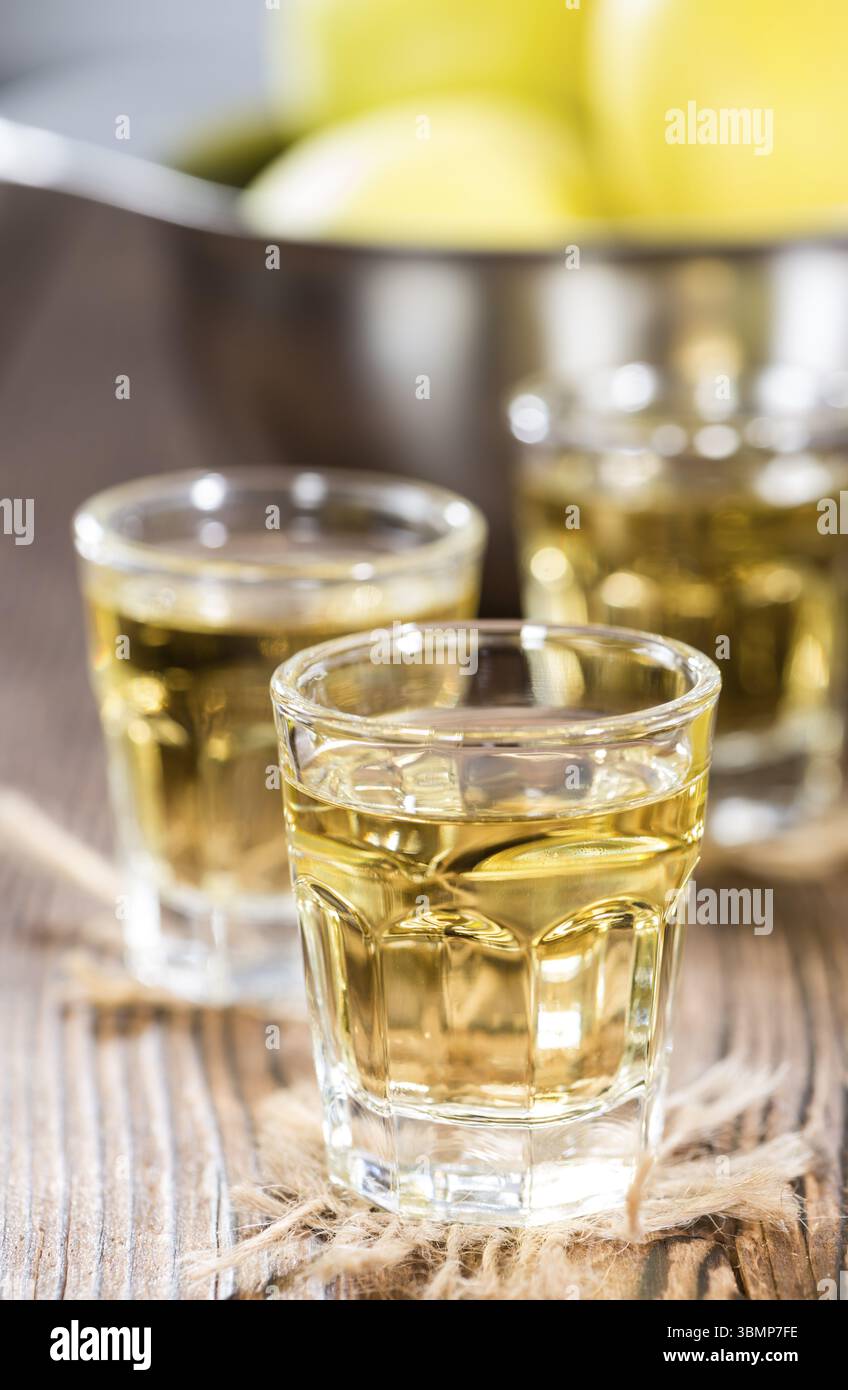 Glas mit Apfel Likör auf dunkle Vintage Holz-Hintergrund Stockfoto