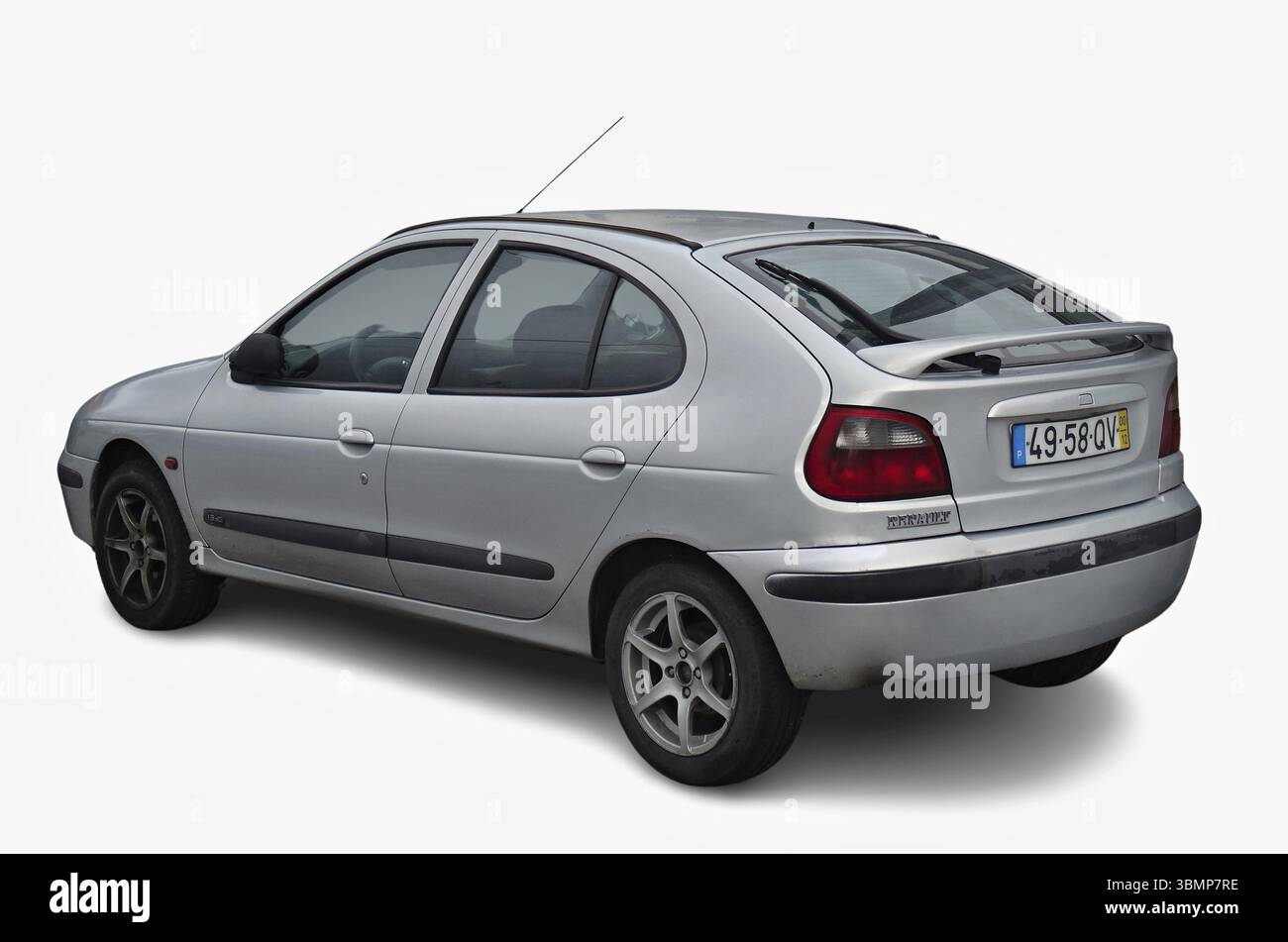 Studio-Aufnahme eines silbernen Renault Megane, der seine Rückseite auf weißem Hintergrund zeigt Stockfoto