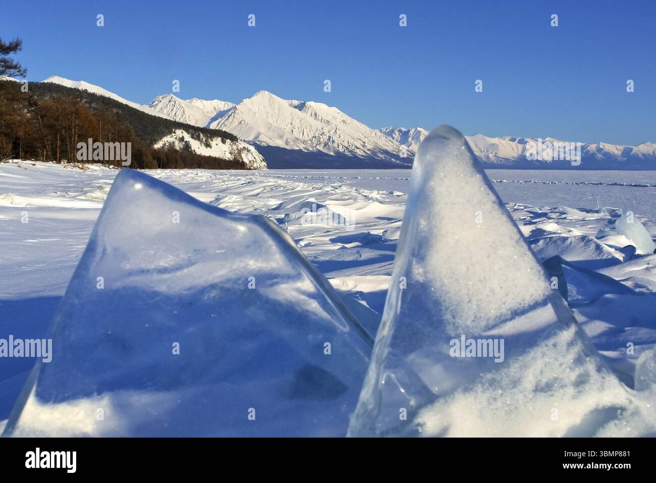 Stücke gefrorenes Eis auf dem baikal. Gebrochenes Eis Stockfoto
