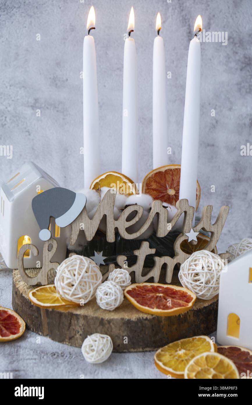 Neujahr- und Weihnachtsvorbereitung. Vier Wochen Adventskerzen auf dem Tisch. Handgefertigte umweltfreundliche Einrichtung. Nachhaltige Weihnachtsdekoration. Kopierbereich Stockfoto