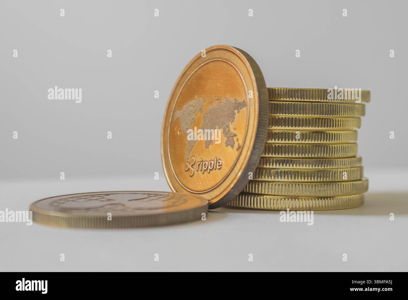 Ripple XRP Nahaufnahme des Krypto-virtuellen Zahlungssystems der Welt. Smartphone, das Finanznachrichten auf den Aktienmärkten liest Stockfoto