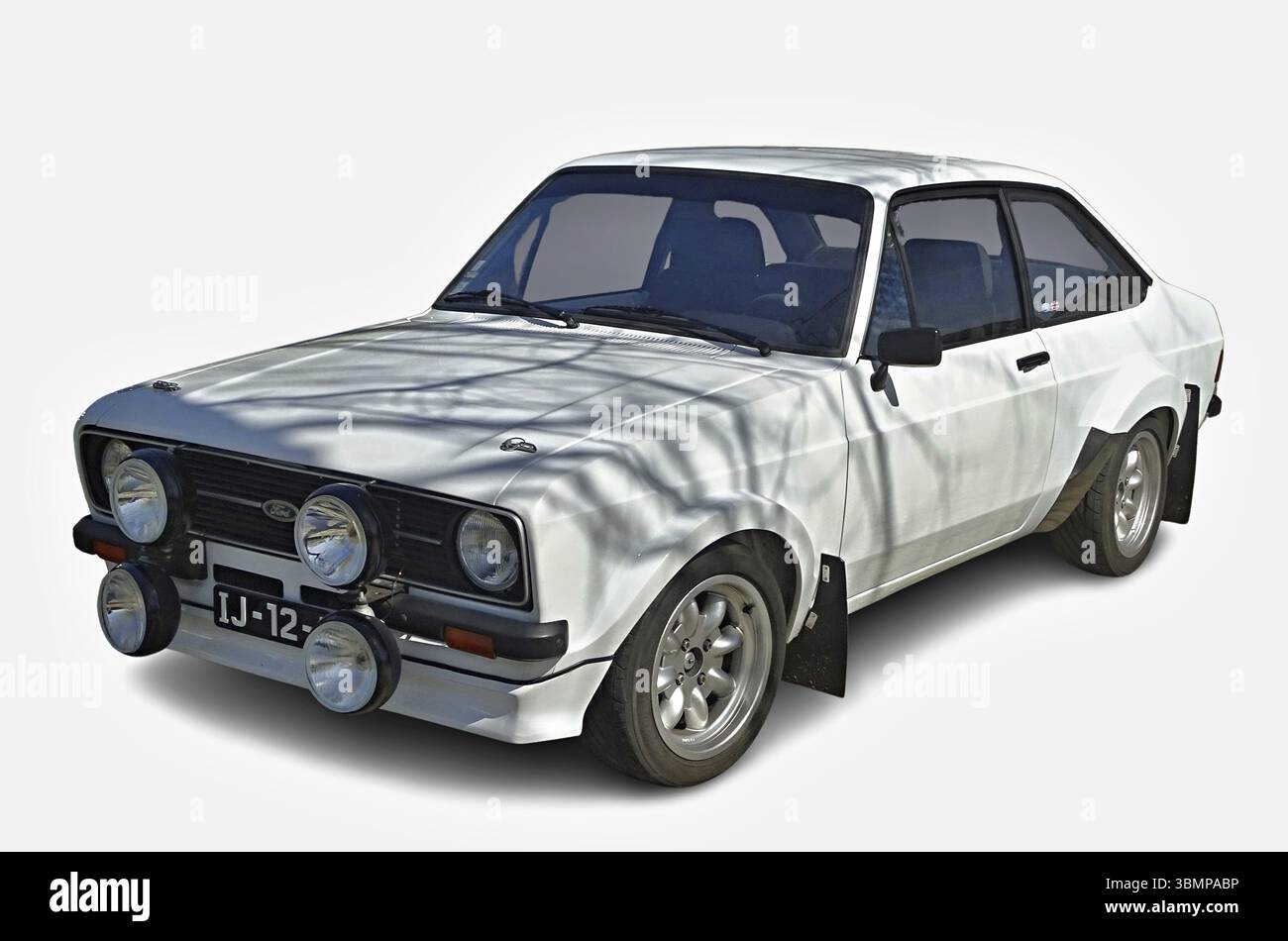 Klassischer weißer Ford Escort RS2000 MKII Rallyefahrer parkt mit zusätzlichen Leuchten und Schmutzfänger Stockfoto