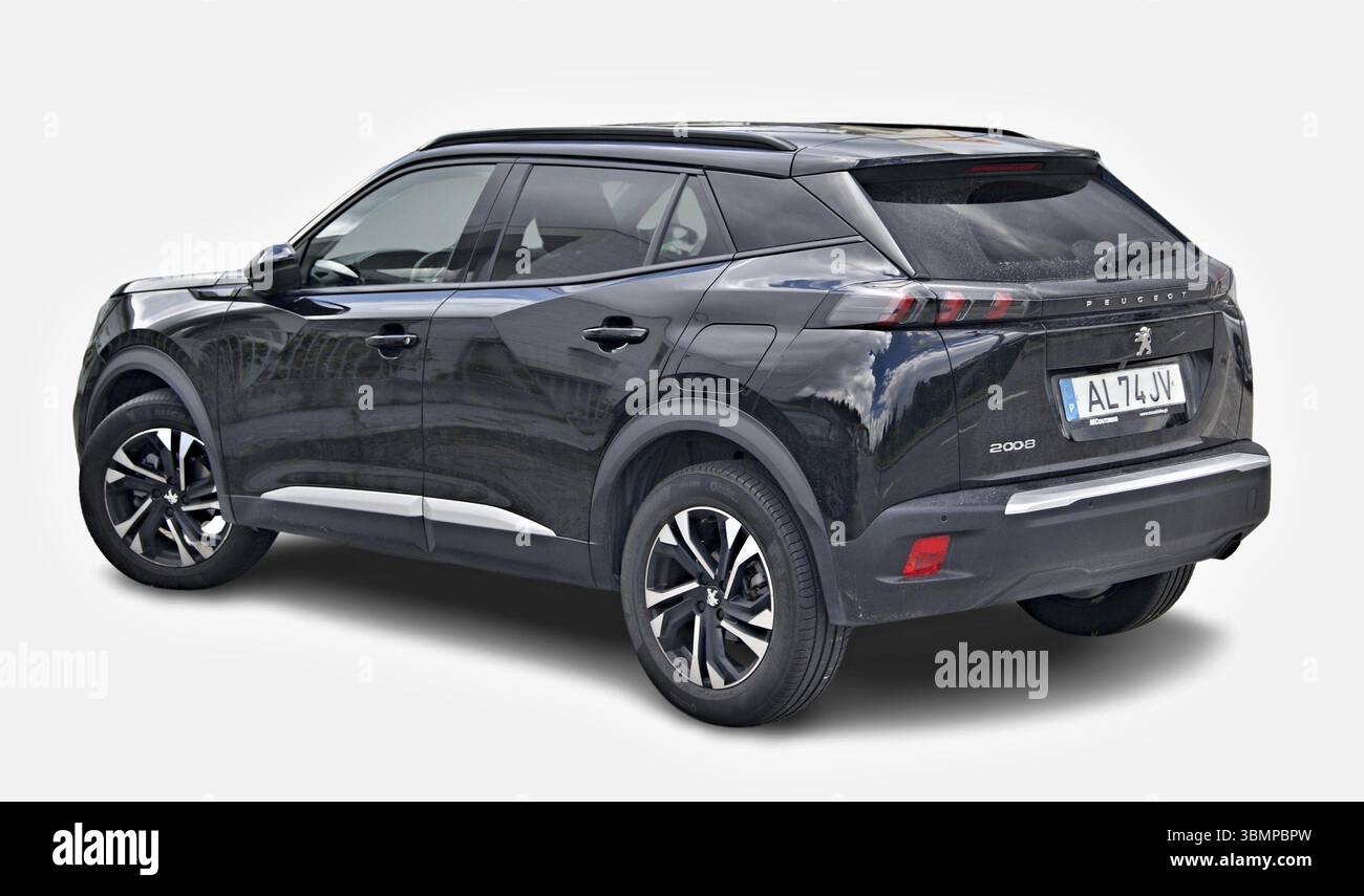 Moderner, kompakter Crossover-SUV Peugeot 2008, geparkt auf weißem Hintergrund, mit elegantem Design und schwarzem Äußere Stockfoto