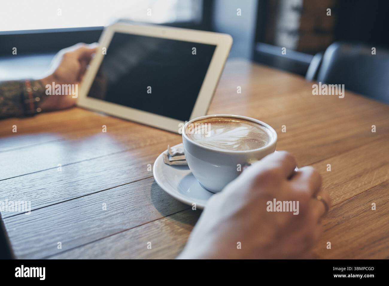 Close up Hände Mann mit Tablet, anschließen. Arbeiten gerade von Cafe. Junger Mann in Smart Casual Wear arbeiten an digitalen tablet, während in der Nähe sitzen Stockfoto