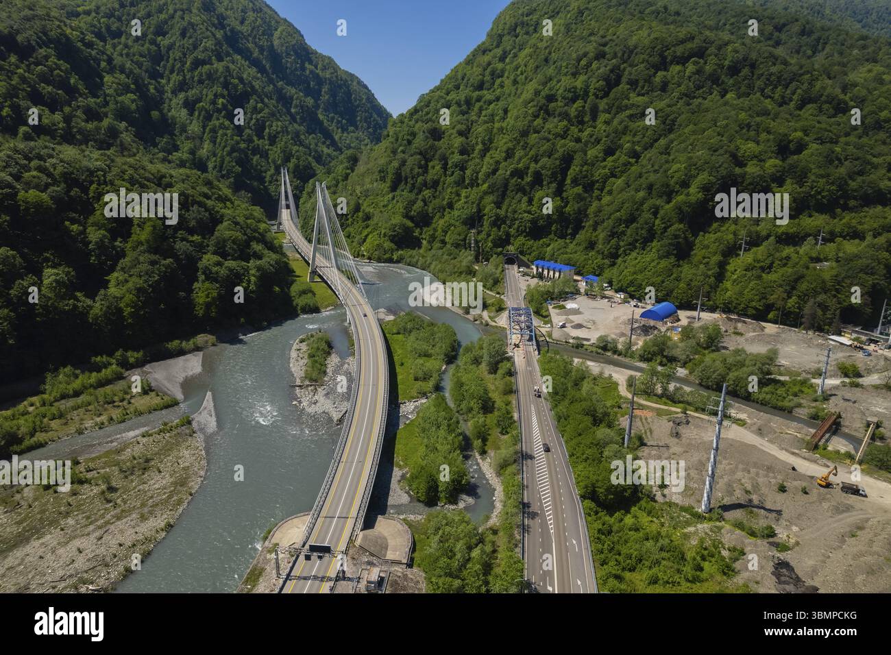 Kabelbrücke auf der Adler-Krasnaya-Polyana-Autobahn. Aus der Vogelperspektive eines Autos, das auf der gewundenen Bergstraße in Sotschi, Russland, Europa fährt Stockfoto