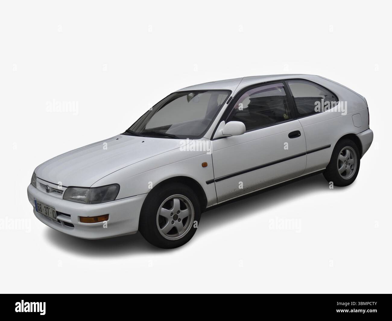 Weißer Toyota Corolla E100 Hatchback auf weißem Hintergrund, Dreiviertelansicht Stockfoto