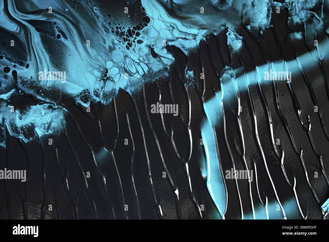 Fluide Art. Blauer abstrakte Wellenwirbel auf schwarzem Hintergrund. Marmoreffekt Hintergrund oder Textur Stockfoto Fluide Art. Blauer abstrakte Wellenwirbel auf schwarzem Hintergrund. Marmoreffekt Hintergrund oder Textur Stockfoto