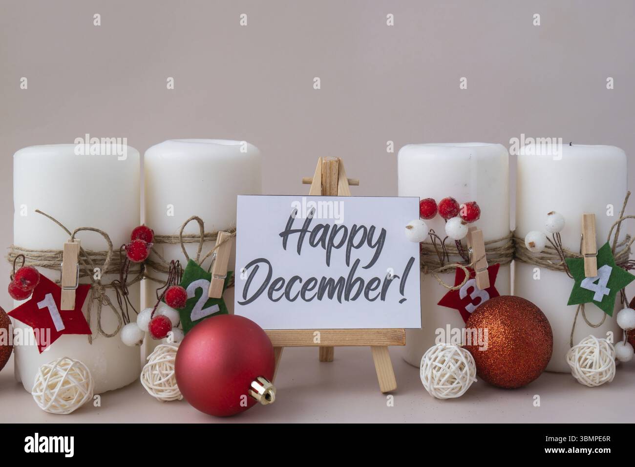 Grußkarte mit Text HAPPY DECEMBER Silvester and Christmas Preparation. Vier Wochen Adventskerzen auf dem Tisch. Handgefertigte umweltfreundliche Einrichtung. Nachhaltig Stockfoto