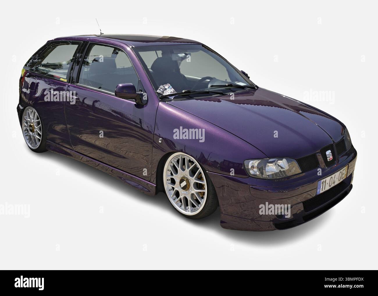 Lila getönter SITZ Ibiza geparkt, mit Ersatzteilen und Modifikationen Stockfoto