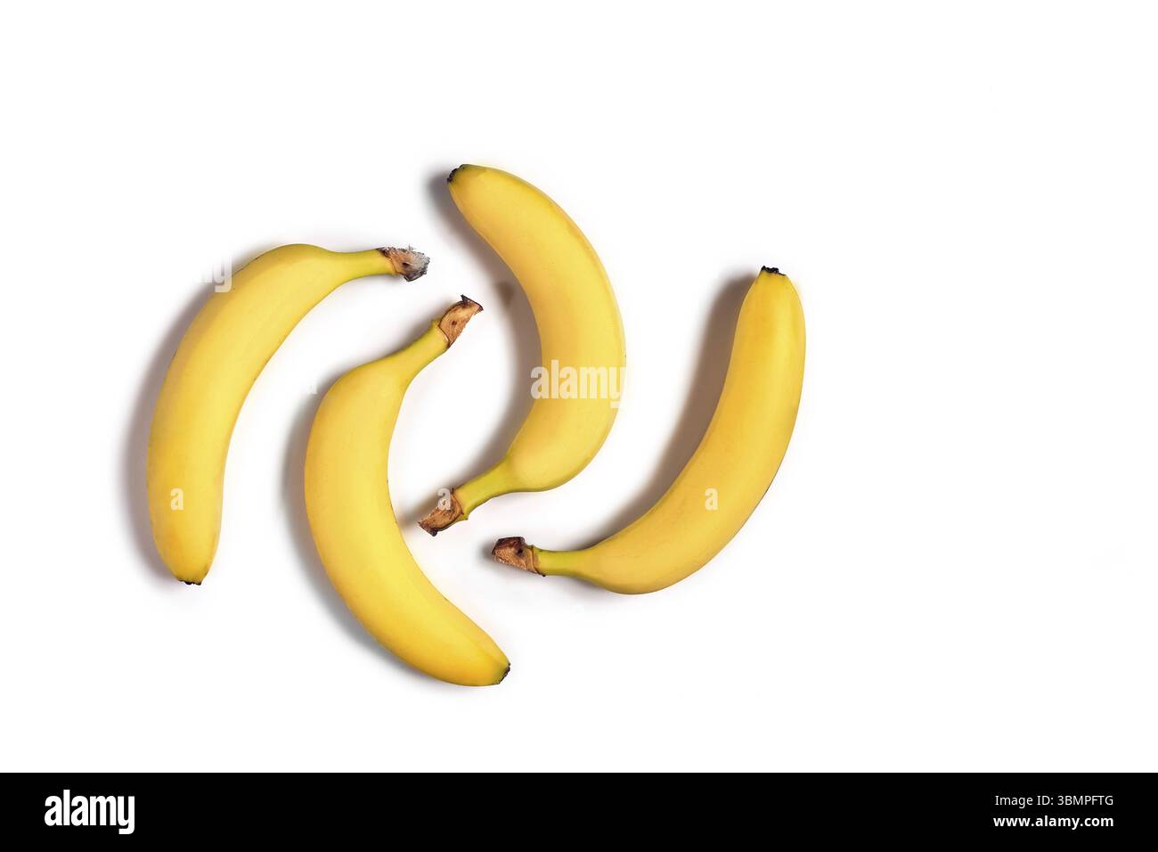 Gelbe Bananen auf weißem Hintergrund Reif. Immer noch leben. Kopieren Sie Platz. Isoliert. Lustiges Bild Stockfoto Gelbe Bananen auf weißem Hintergrund Reif. Immer noch leben. Kopieren Sie Platz. Isoliert. Lustiges Bild Stockfoto