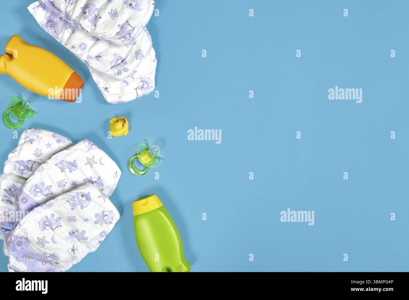Babypflege mit Badeset. Nippel, Spielzeug, Windeln, Shampoo auf blauem Hintergrund Draufsicht. Flache Lagen. Stillleben. Kopierbereich Stockfoto