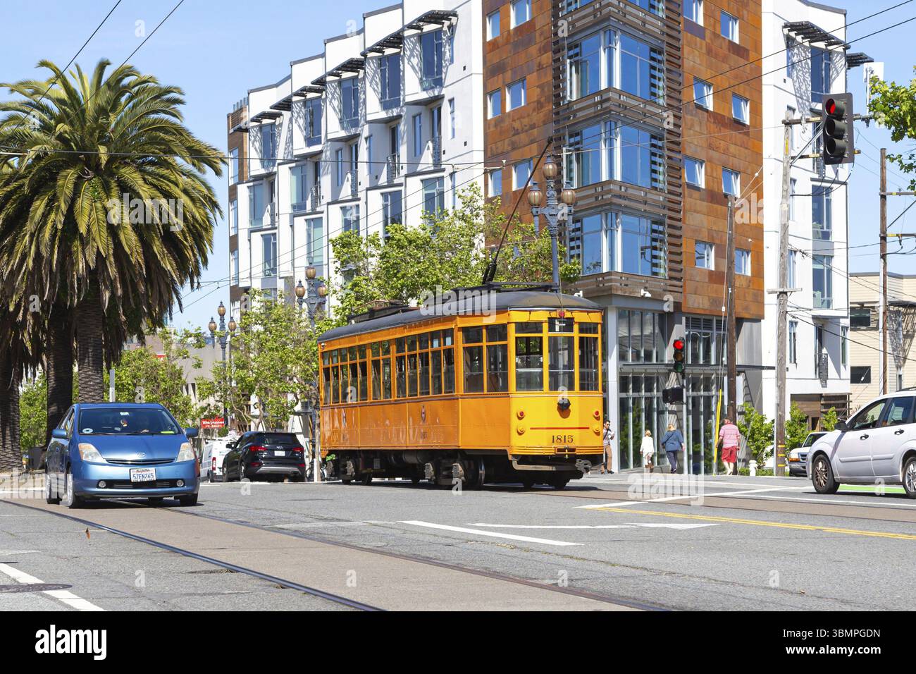 San Francisco, Kalifornien, USA - 22. April 2017: Historische orangene Straßenbahn fährt entlang der Straßen von San Francisco. Traditionelle orange elektrische Straße Stockfoto