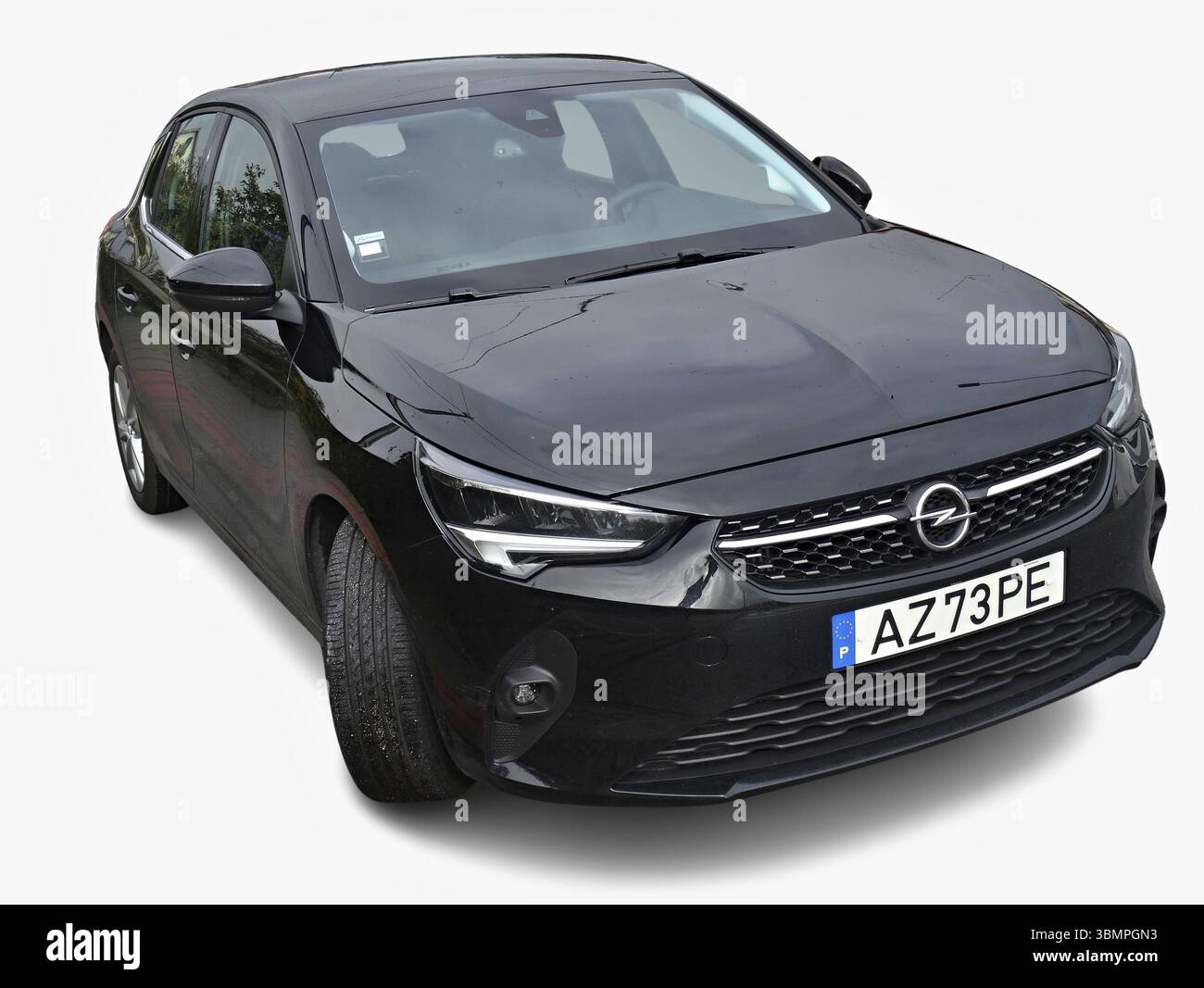 Der glänzende schwarze Opel Corsa zeigt seine Vorderseite auf weißem Hintergrund Stockfoto