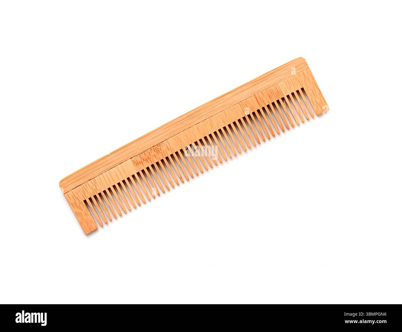 Klassischer Holzkamm, Haarbürste isoliert auf weiß, Blick von oben Stockfoto