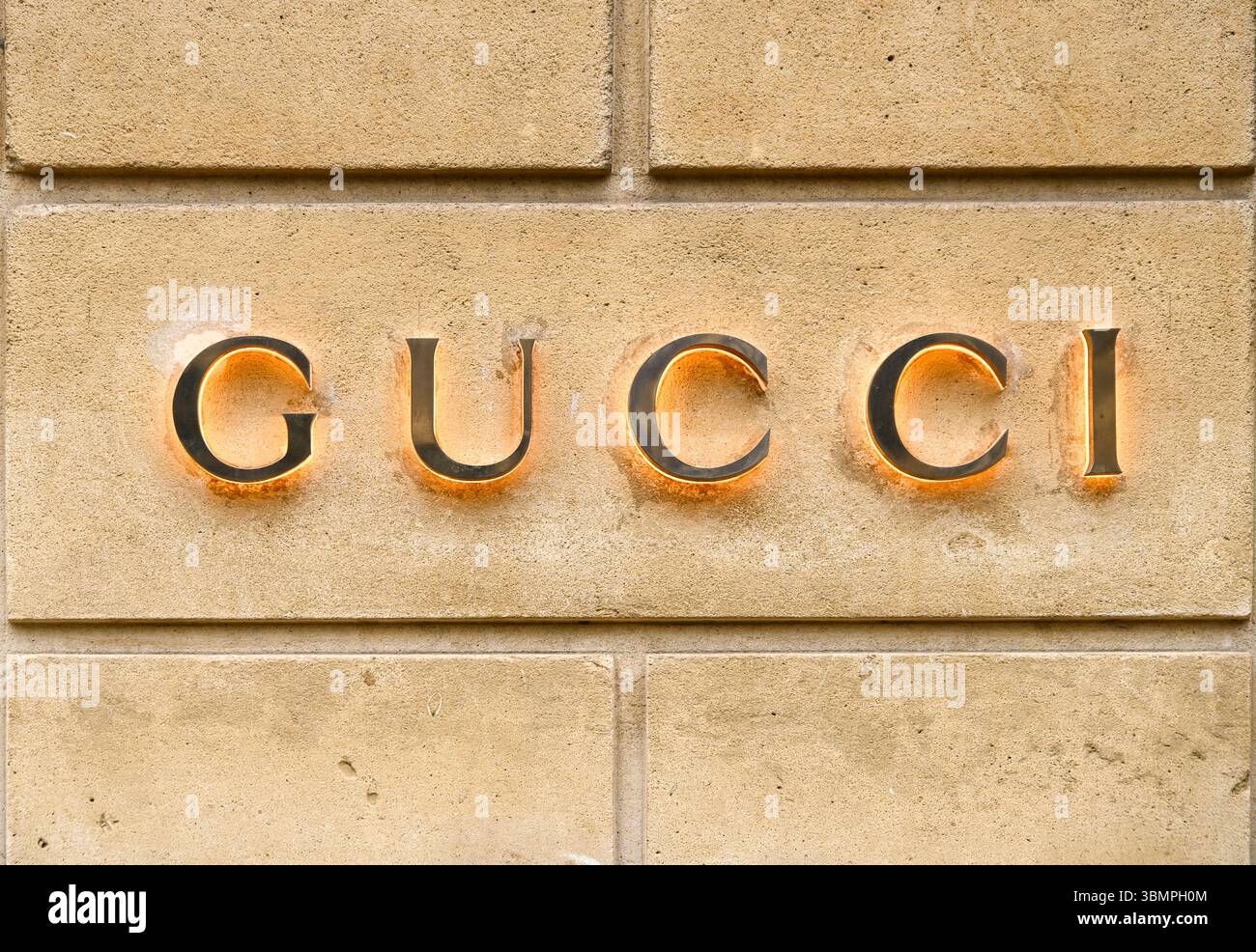 PARIS - Dezember 31: Logotypisierung von Gucci auf dem Gebäude in Paris am 31,2024. Dezember in Frankreich Stockfoto