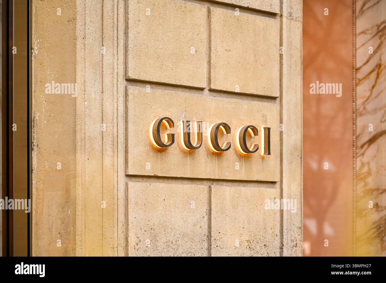 PARIS - Dezember 31: Logotypisierung von Gucci auf dem Gebäude in Paris am 31,2024. Dezember in Frankreich Stockfoto