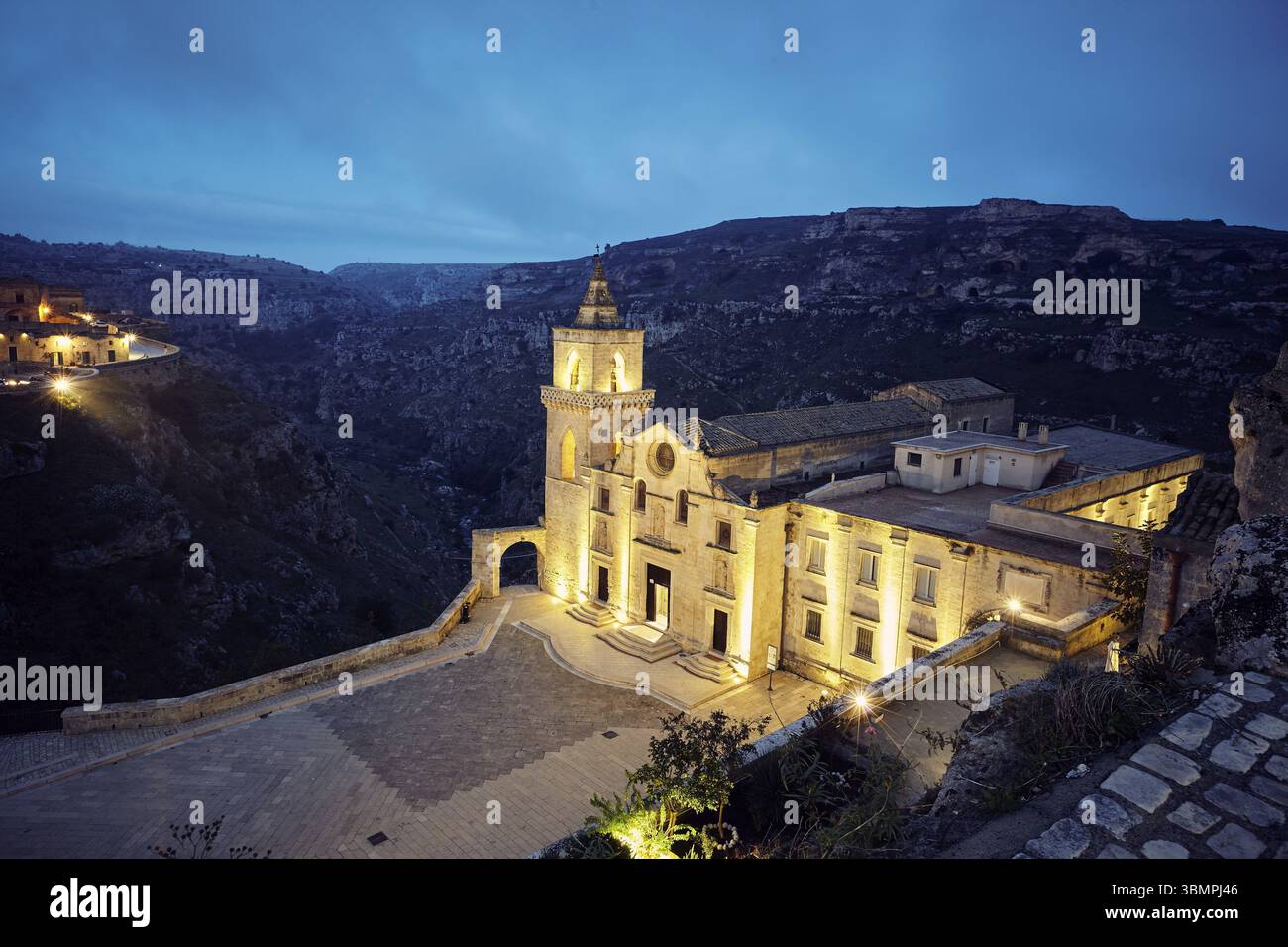 Landschaft bei Sonnenuntergang. Atemberaubender Panoramablick auf die antike Stadt Matera - europäische Kulturhauptstadt im Jahr 2019, Sassi-Viertel, Süditalien. Stockfoto
