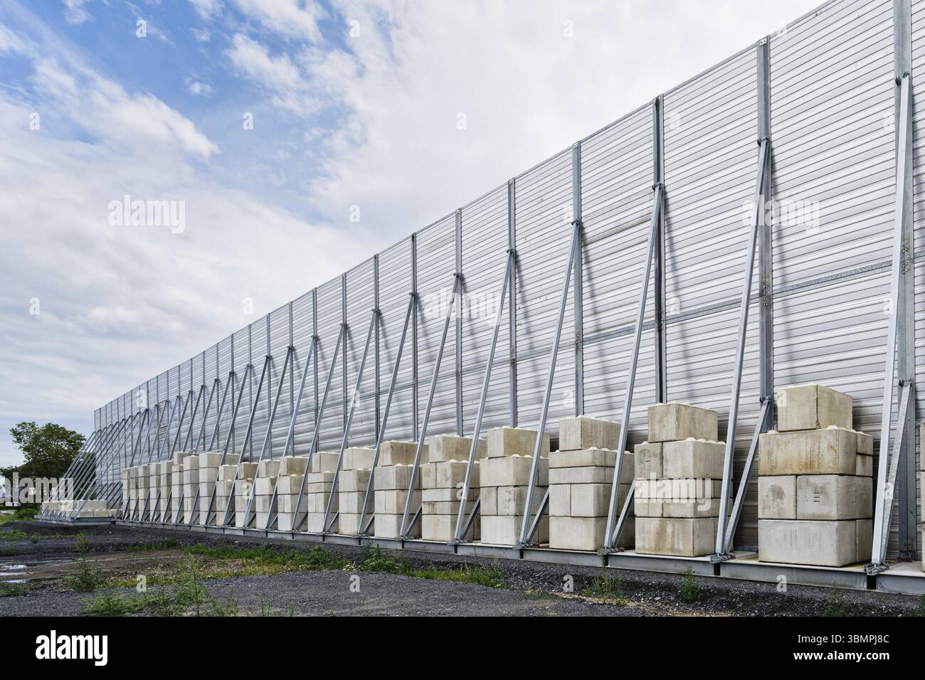 Köln, Deutschland 04. August 2023: Provisorische Lärmschutzmauer entlang einer Eisenbahnstrecke auf dem Gelände eines Neubaugebiets in köln ehrenfeld Stockfoto