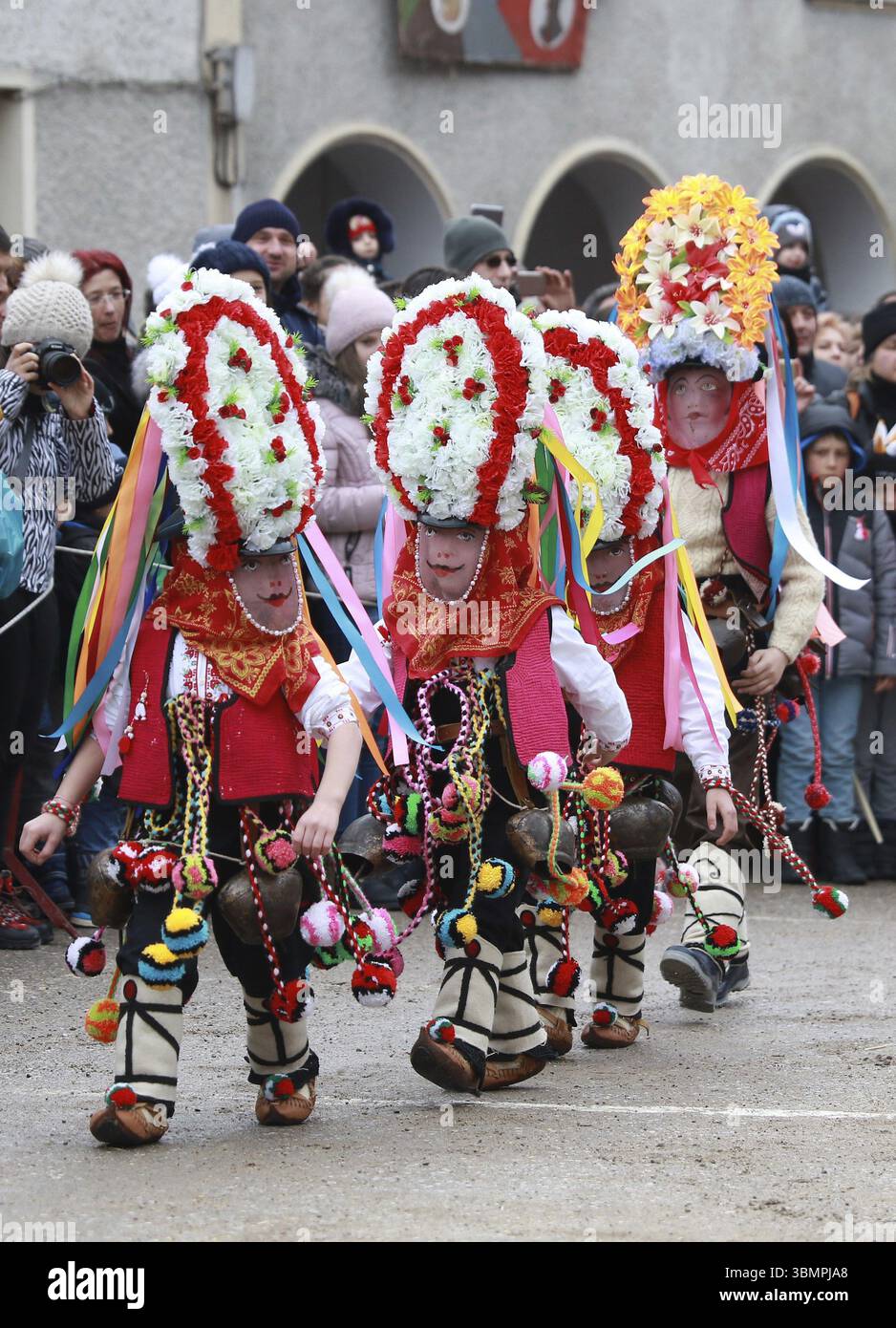 Shiroka laka, Bulgarien - 4. März 2018: Menschen in traditioneller Kukeri-Tracht werden beim Festival der Maskerade-Spiele Pesponedelnik in Shir gesehen Stockfoto