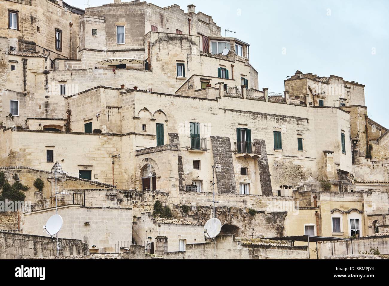 Panoramablick auf die uralte Stadt Matera - europäische Kulturhauptstadt im Jahr 2019, Sassi-Viertel, Süditalien. Antike Häuser einer alten Steinburg Stockfoto
