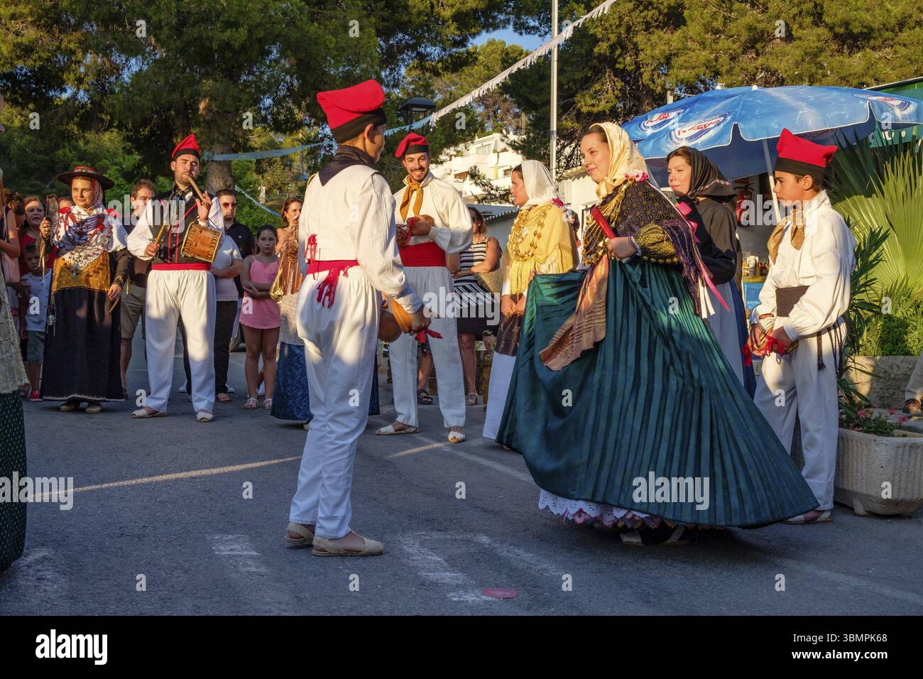 Paare tanzen, traditionelle Landtanz-Ballseiten, typisch ibizanischer Tanz, Portinax, Ibiza, Balearen, Spanien, Europa Stockfoto