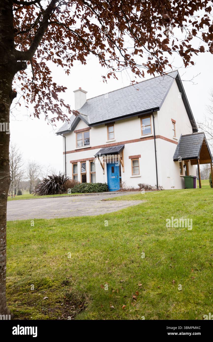 Grasfeld vor dem Haus Stockfoto