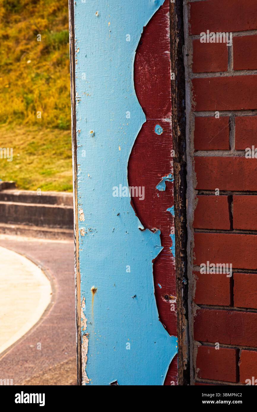 Verlassene Arkade am Meer, Roker Sunderland Juni 2025 Stockfoto
