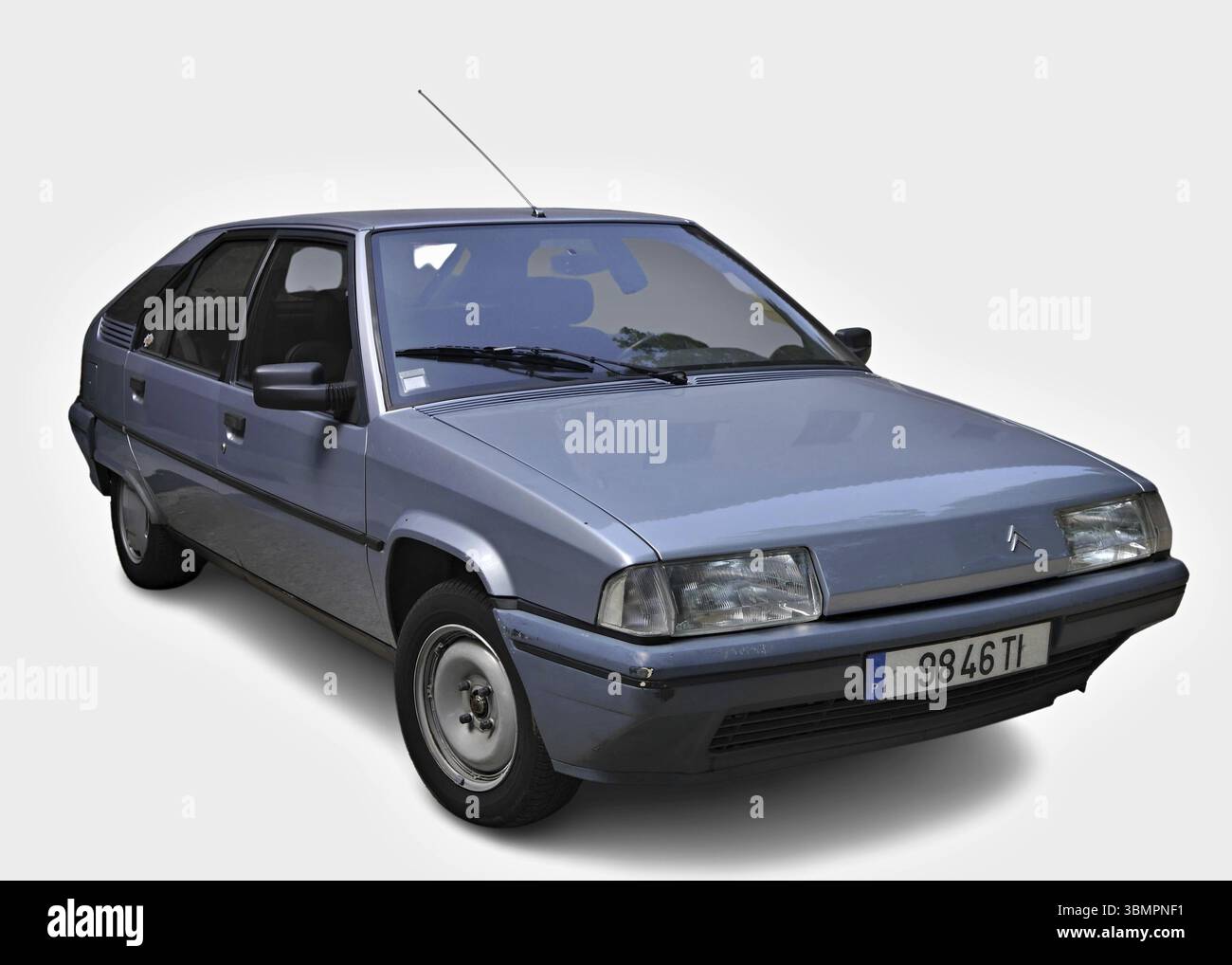 Der klassische Citroen BX posiert in einer Studioumgebung und unterstreicht seine einzigartige aerodynamische Form und seinen Vintage-Charme Stockfoto