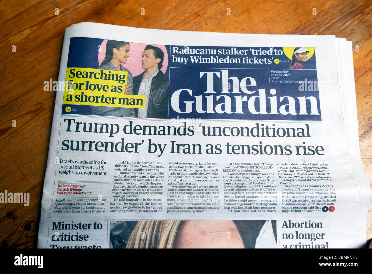Donald 'Trump fordert bedingungslose Kapitulation' durch den Iran, während die Spannungen steigen', titelt die Guardian-Zeitung US Israel Nahost-Krieg artikel 18 Juni 2025 Großbritannien Stockfoto