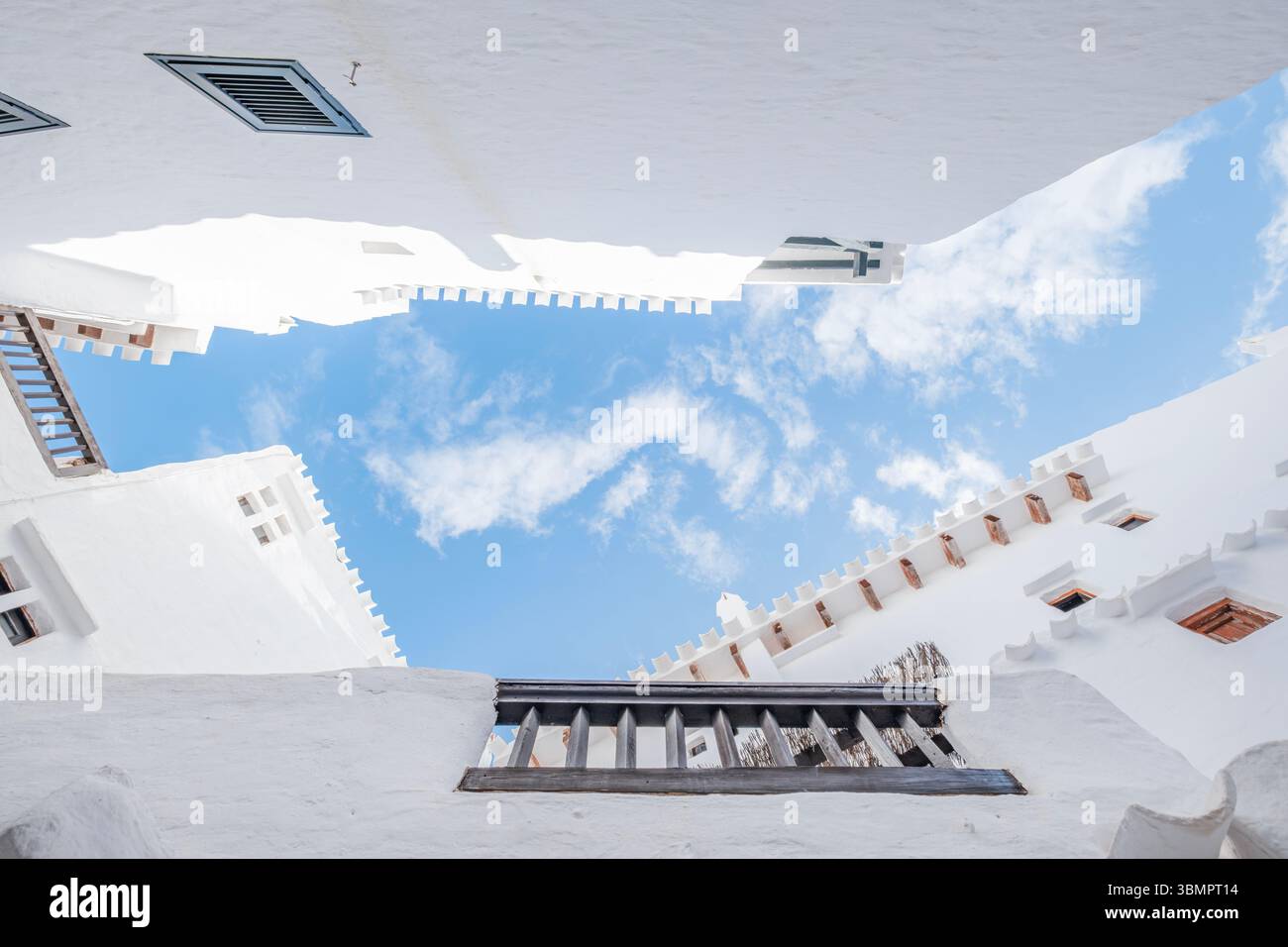 Weiße Mediterrane Architektur Nach Oben Mit Blauem Himmel In Binibeca Vell Menorca Spanien. Traditionelles Fischerdorf, Weiß Getünchte Gebäude, Geometr Stockfoto