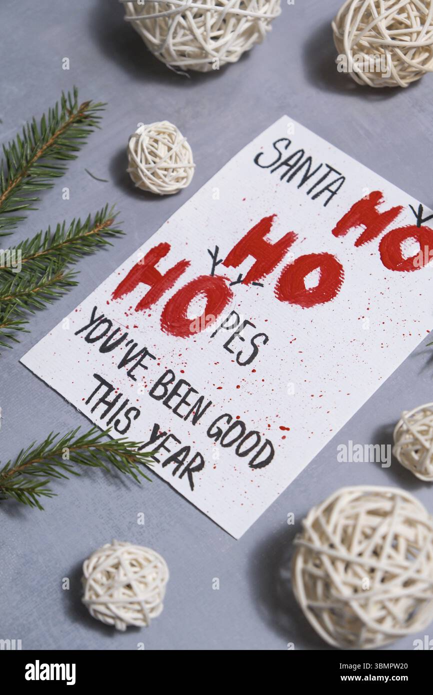 Geschenkidee zu Weihnachten. Machen Sie es selbst Anleitung Postkarte umweltfreundliche Dekoration. Handgemachte Geschenke für Kinder für heimwerker. Urlaubsfamilie tim Stockfoto